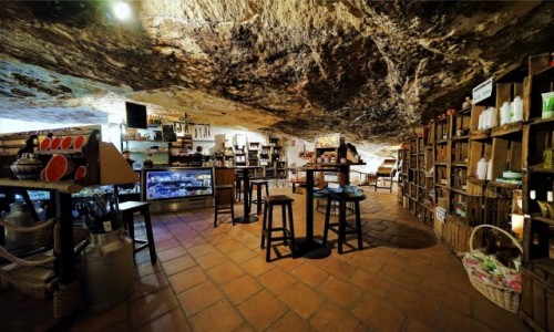 Zdjcie HISZPANIA / Andaluzja / Setenil de Las Bodegas / Restauracja i sklepik z pamitkami w jaskini