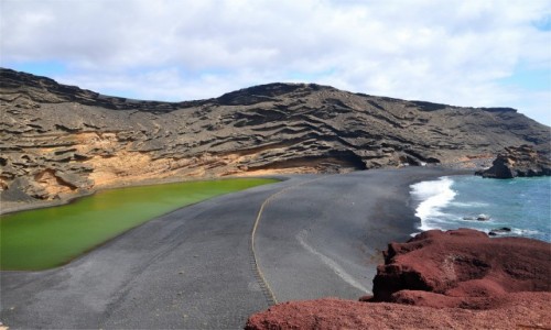 Zdjecie HISZPANIA / Wyspy Kanaryjskie / Lanzarote / Zielone jezioro i plaa w pobliu El Golfo