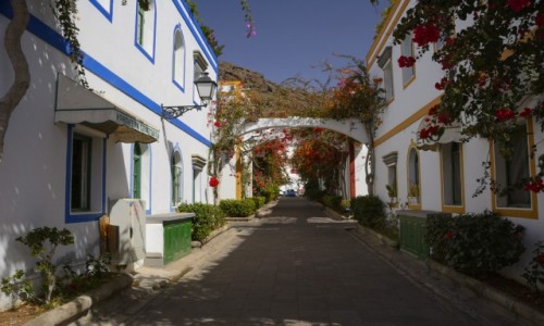 Zdjcie HISZPANIA / Wyspy Kanaryjskie - Gran Canaria / Puerto de Mogan / kolorowe i ukwiecone