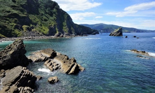 Zdjcie HISZPANIA / Kraj Baskw / San Juan de Geztelugatxe / Skalisty brzeg