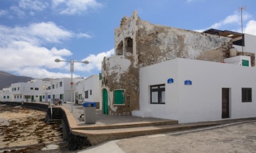 Zdjcie HISZPANIA / Wyspy Kanaryjskie - Lanzarote / Caleta de Famara / biae domy na Lanzarote