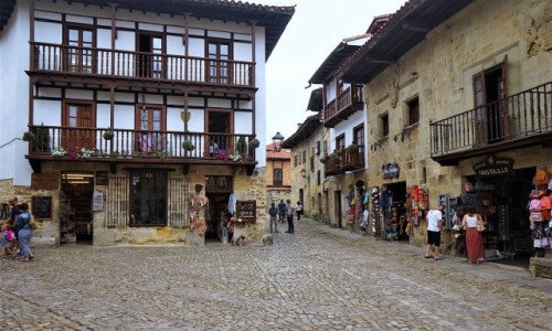Zdjcie HISZPANIA / Kantabria / Santillana del Mar, Colegiata de Santa Juliana / W redniowiecznej scenerii