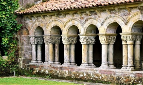 Zdjcie HISZPANIA / Kantabria / Santillana del Mar, Colegiata de Santa Juliana / Z odrobin zieleni