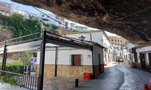 Zdjcie HISZPANIA / Andaluzja. / Prowincja Kadyks. / Setenil - miasto wykute w skale.