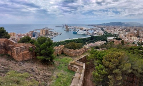 Zdjecie HISZPANIA / Malaga. / Malaga. / Port w Maladze z ruin zamku.