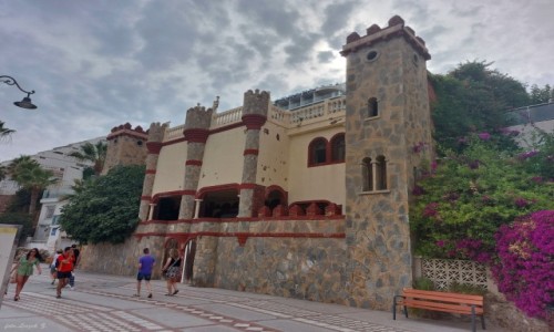 Zdjecie HISZPANIA / Costa del Sol. / Benalmadena. / Budynek przypominajcy zamek.