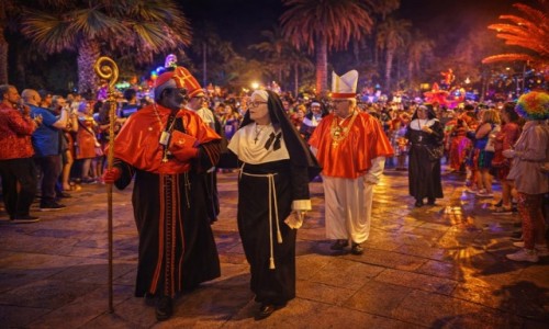 HISZPANIA / Teneryfa / Puerto de la Cruz / Pogrzeb Sardynki - kondukt �a�obny ko�czy si� na pla�y spaleniem sardynki