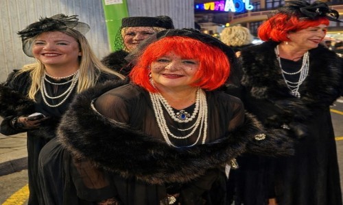 Zdjecie HISZPANIA / Teneryfa / Puerto de la Cruz / Pogrzeb Sardynki - marsz �a�obny zmienia si� nagle w skoczn� muzyk� i �a�obnicy zaczynaj� ta�czy�