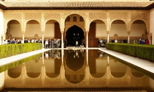 Zdjecie HISZPANIA / Andaluzja / Granada/Alhambra / Zatłumiony dziedziniec