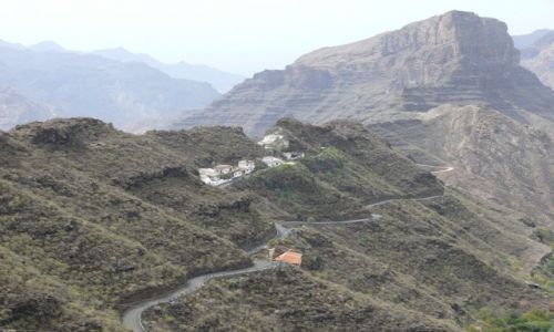 Zdjecie HISZPANIA / Wyspy Kanaryjskie / Gran Canaria / Domki posrd gr