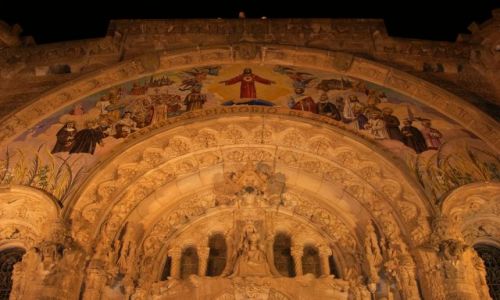 Zdjecie HISZPANIA / Katalonia / Barcelona Tibidabo / Tibidabo, kościół Najświętszego Serca. Kościół pełen symboliki, widoczna na zdjęciu krypta z ciemnie