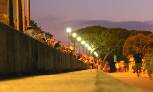 Zdjęcie HISZPANIA / Barcelona / Montjuic / Oblegane tłumnie schody Museu National d'Art de Catalunya, wieczorową porą.