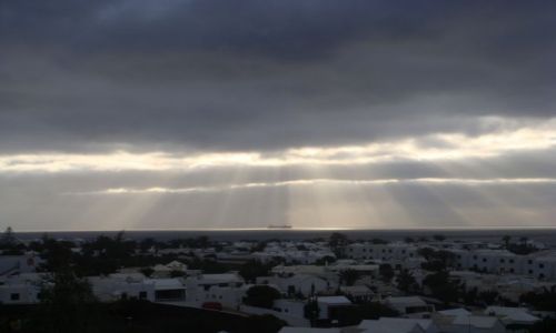 Zdjecie HISZPANIA / Wyspy Kanaryjskie / Lanzarote, Puerto del Carmen / Dzie w ktrym pko niebo..