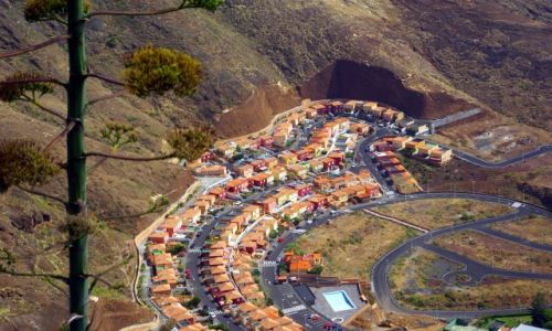 Zdjecie HISZPANIA / Wyspy Kanaryjskie, La Palma / Santa Cruz de La Palma / Osiedle w skale.