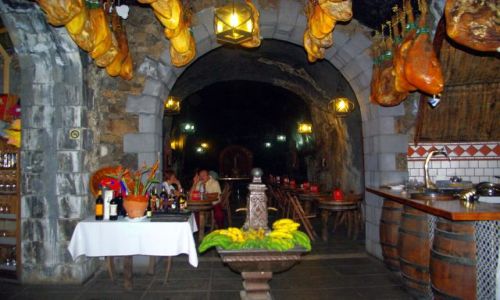 Zdjcie HISZPANIA / Wyspy Kanaryjskie, La Palma / Wioska San Nicolas, restauracja Bodegon Tamanca. / Restauracja w skale.