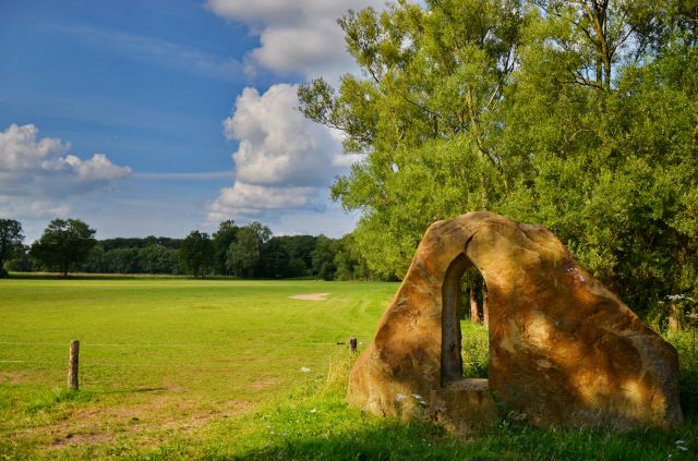 Zdjęcia: Losser, Overijssel, Skała na skraju łąki, HOLANDIA Zdjęcia: Losser, Overijssel, Skała na skraju łąki, HOLANDIA