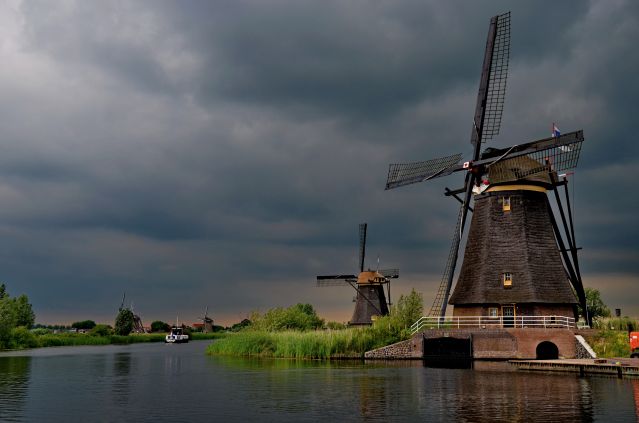Zdjęcia: Kinderdijk, zuid holland, Młyn wśród spokojnej, wieczornej ciszy, HOLANDIA Zdjęcia: Kinderdijk, zuid holland, Młyn wśród spokojnej, wieczornej ciszy, HOLANDIA