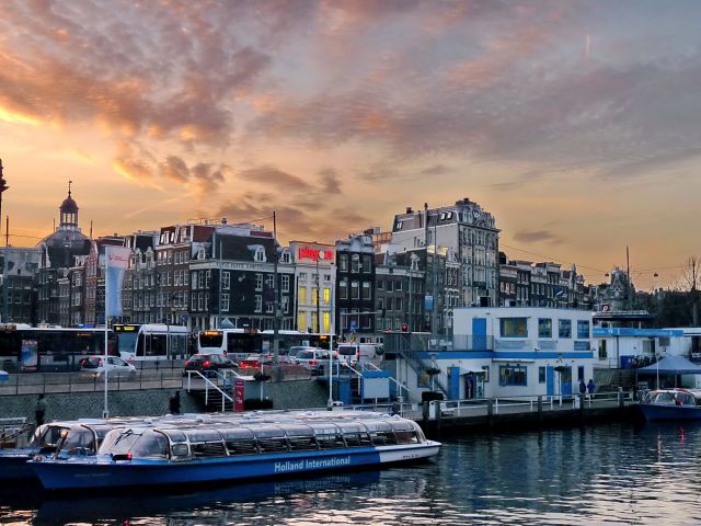 Zdjęcia: Amsterdam, Zuid Holland, Łodzie turystyczne w Amsterdamie, HOLANDIA Zdjęcia: Amsterdam, Zuid Holland, Łodzie turystyczne w Amsterdamie, HOLANDIA