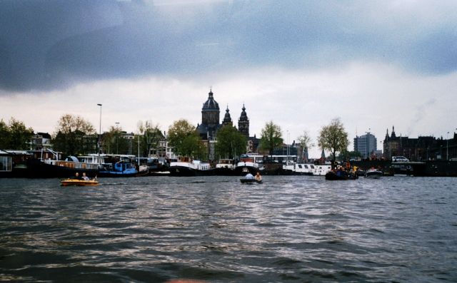 Zdjęcia: widok na Basztę Rybaków, Amsterdam z okien tramwaju wodnego, HOLANDIA Zdjęcia: widok na Basztę Rybaków, Amsterdam z okien tramwaju wodnego, HOLANDIA