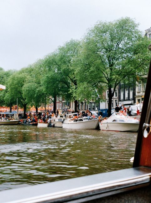 Zdjęcia: łodzie na kanale, Amsterdam z okien tramwaju wodnego, HOLANDIA Zdjęcia: łodzie na kanale, Amsterdam z okien tramwaju wodnego, HOLANDIA