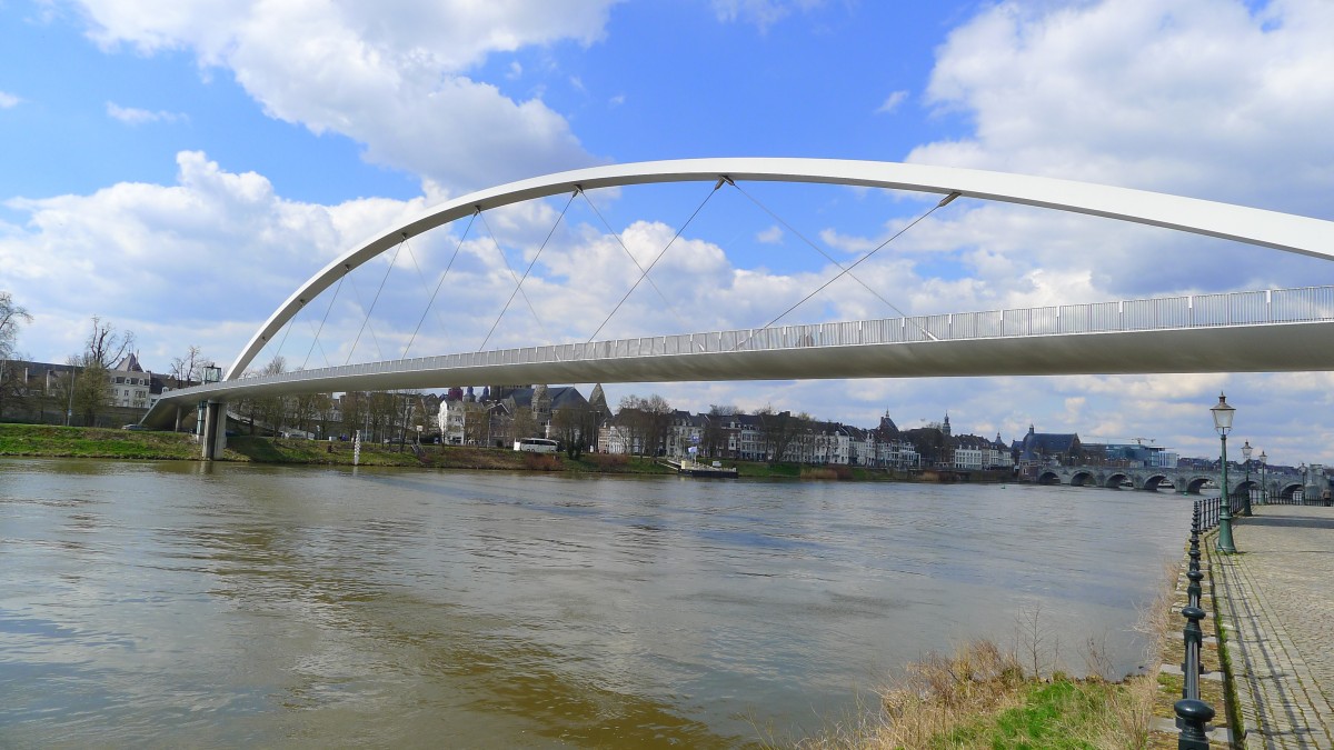 Zdjęcia: Miasto Maastricht, Limburgia, Maastricht pod mostem., HOLANDIA Zdjęcia: Miasto Maastricht, Limburgia, Maastricht pod mostem., HOLANDIA