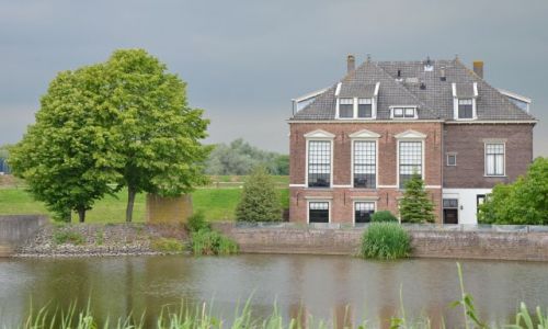 Zdjcie HOLANDIA / zuid holland / Kinderdijk / Dom nad rzek