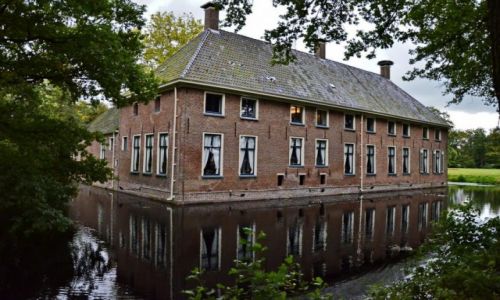 Zdjęcie HOLANDIA / Drenthe  / Roden / Pałacyk w wodzie
