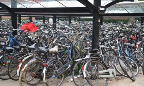 Zdjęcie HOLANDIA / Amsterdam / Amsterdam / Parking rowerowy przy stacji metra