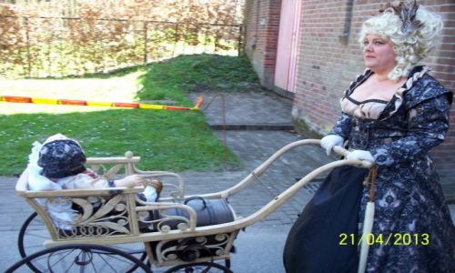 Zdjęcie HOLANDIA / - / Zamek de Haar / Przebrani uczestnicy festynu elfów