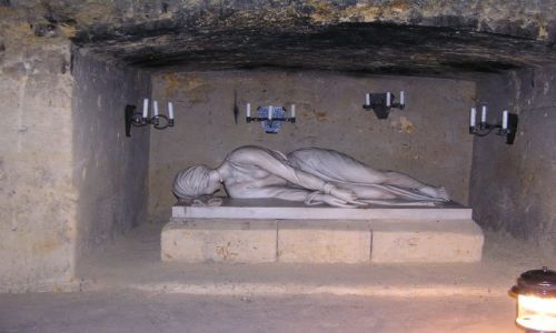 Zdjęcie HOLANDIA / brak / VALKENBURG-KATAKUMBY / RZEŻBA NAGROBNA PIĘKNEJ TANCERKI