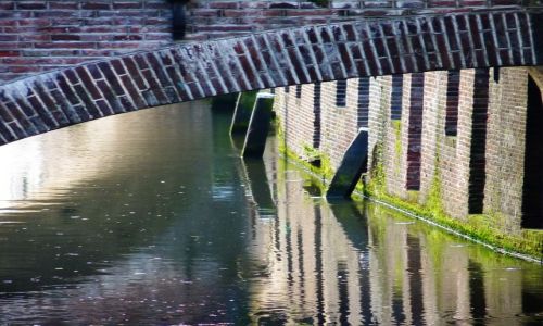 Zdjęcie HOLANDIA / Utrecht / Utrecht / Mury przy starym kanale