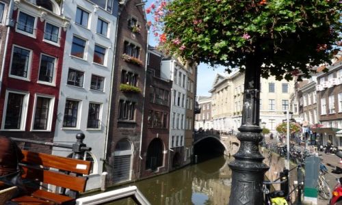 Zdjęcie HOLANDIA / Utrecht / Utrecht / Kanał, zapadnięte domy, ławeczka