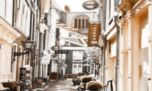 Zdjecie HOLANDIA / Zuid Holland / Leiden / Ciasna uliczka w Leiden