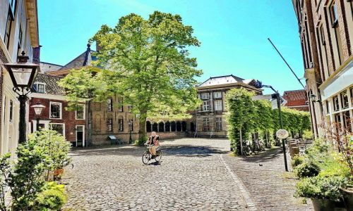 Zdjecie HOLANDIA / Zuid Holland / Leiden / Jadc przez skwer