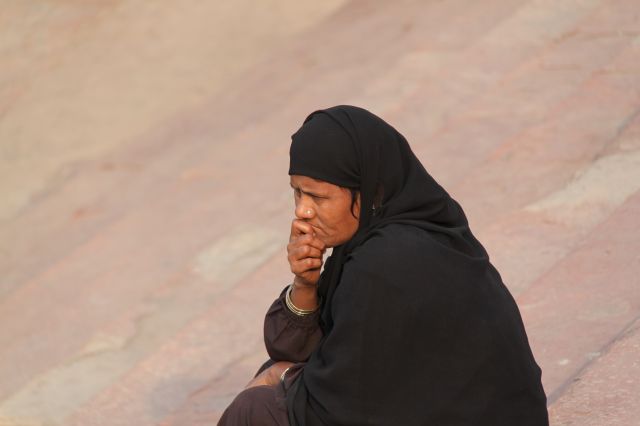 Zdjęcia: Old Delhi, Delhi, zamyślona, INDIE Zdjęcia: Old Delhi, Delhi, zamyślona, INDIE