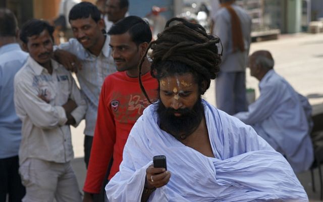 Zdjęcia: Orchha, Madya pradesh, Sadhu z telefonem, INDIE Zdjęcia: Orchha, Madya pradesh, Sadhu z telefonem, INDIE