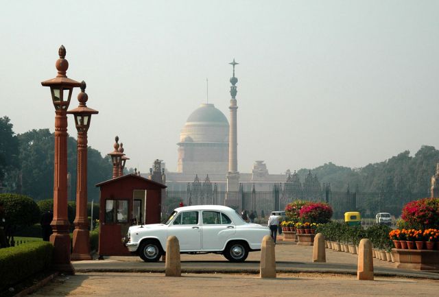 Zdjęcia: Delhi, Limuzyna przed Pałacem Prezydenckim w Delhi, INDIE Zdjęcia: Delhi, Limuzyna przed Pałacem Prezydenckim w Delhi, INDIE