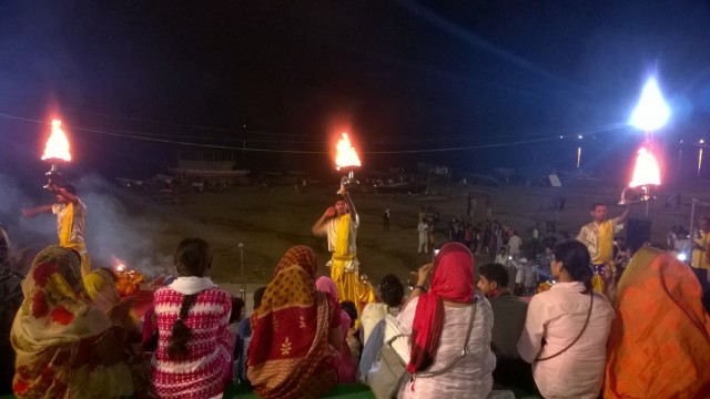 Zdj cia: Varanasi, Uttar Prade, Wieczorna puda na Asi Ghat, INDIE