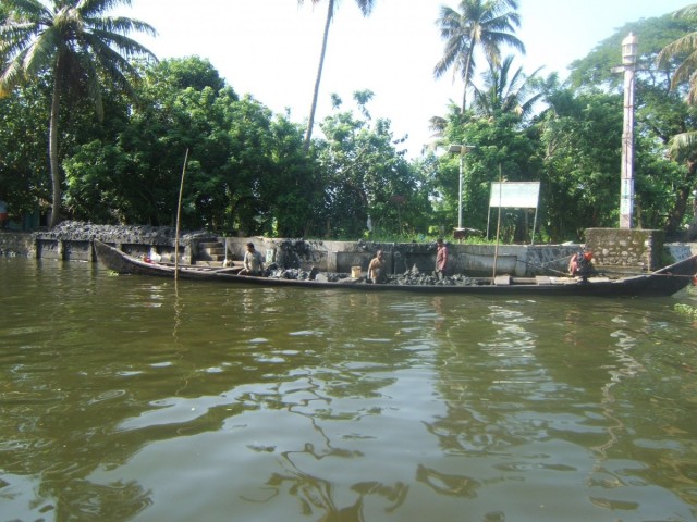 Zdj cia: Alleppey, Kerala, Robotnicy umacniaj brzeg kanau, INDIE