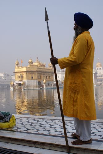 Zdjęcia: Amritsar, Pendżab, Sikh strzegący Złotej Świątyni, INDIE Zdjęcia: Amritsar, Pendżab, Sikh strzegący Złotej Świątyni, INDIE