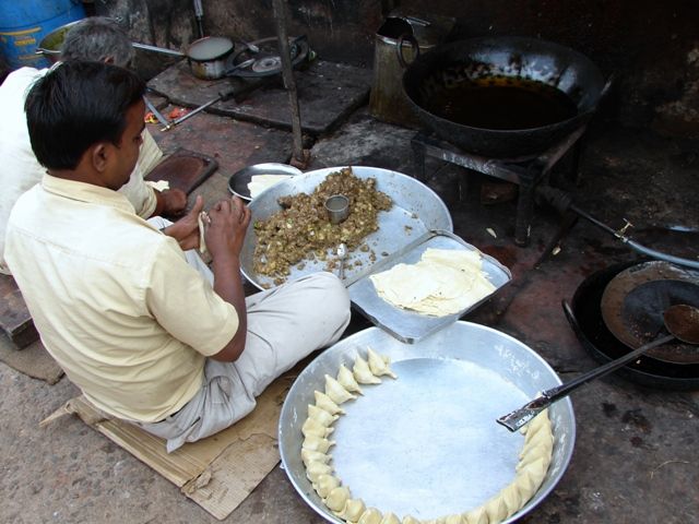 Zdjęcia: Agra, Produkcja samosów, INDIE Zdjęcia: Agra, Produkcja samosów, INDIE