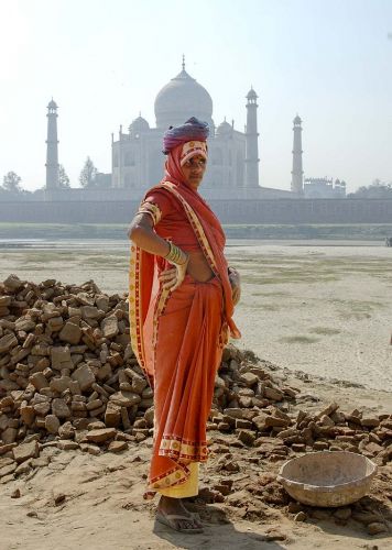 Zdjęcia: Taj Mahal, Agra, Kobieta przy pracy, INDIE Zdjęcia: Taj Mahal, Agra, Kobieta przy pracy, INDIE