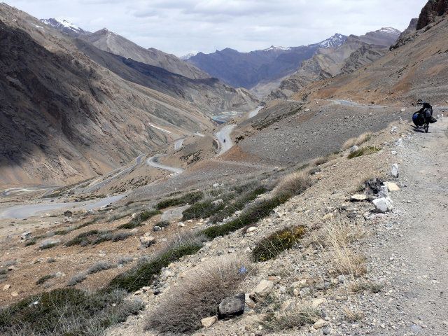 Zdjęcia: Ladakh, Himalaje, Droga z przełęczy Nakeela 4950m. n. p. m., , INDIE Zdjęcia: Ladakh, Himalaje, Droga z przełęczy Nakeela 4950m. n. p. m., , INDIE