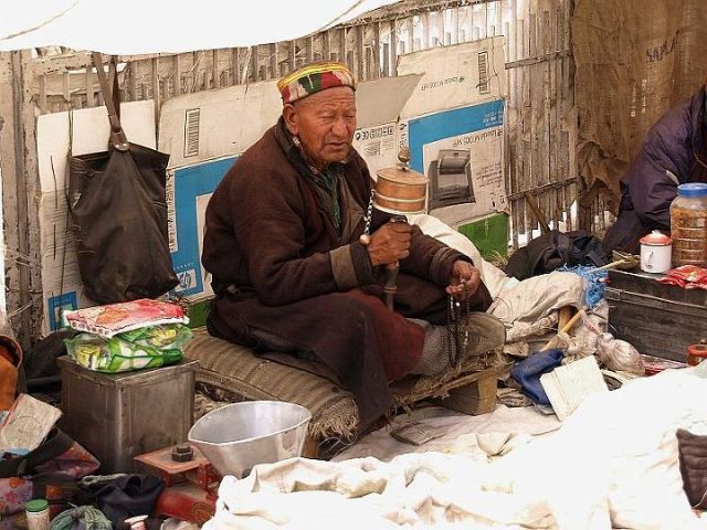 Zdjęcia: Leh, Dolina Ladakh, tzw. Mały Tybet, Modlitwa i praca, INDIE Zdjęcia: Leh, Dolina Ladakh, tzw. Mały Tybet, Modlitwa i praca, INDIE