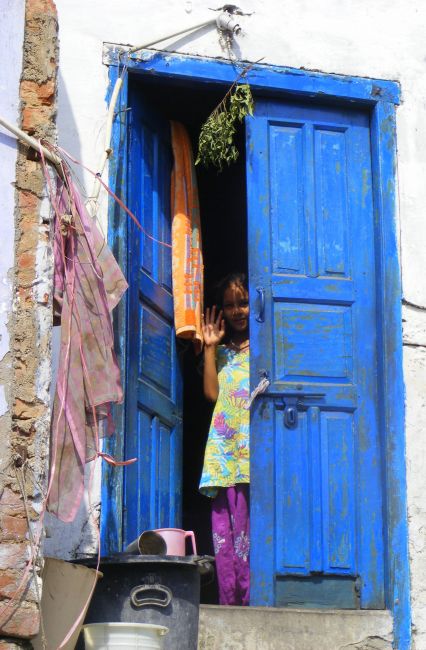 Zdjęcia: Delhi, dziewczynka za drzwiami, INDIE Zdjęcia: Delhi, dziewczynka za drzwiami, INDIE