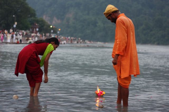 Zdjęcia: Rishikesh, Triveni Ghat, Uttarakhand, Podczas ceremonii Ganga Aarti, INDIE Zdjęcia: Rishikesh, Triveni Ghat, Uttarakhand, Podczas ceremonii Ganga Aarti, INDIE