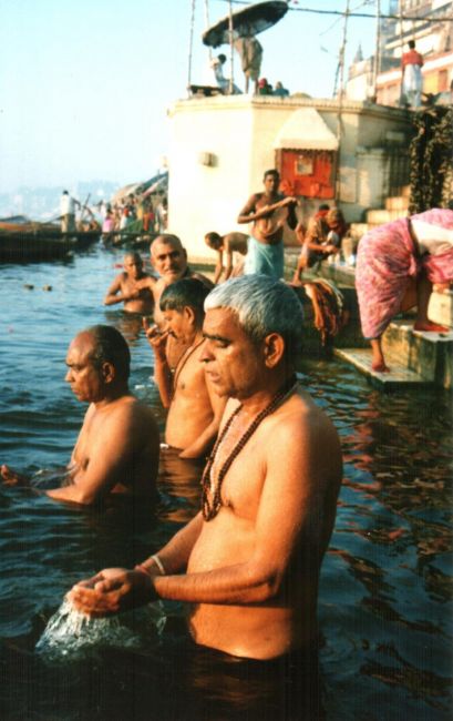 Zdjęcia: Varanasi, Uttar Pradesh, modły..., INDIE Zdjęcia: Varanasi, Uttar Pradesh, modły..., INDIE