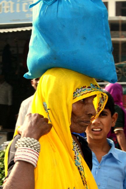 Zdjęcia: NEW DELHI, ....bo przy torbie nie było rączek..., INDIE Zdjęcia: NEW DELHI, ....bo przy torbie nie było rączek..., INDIE