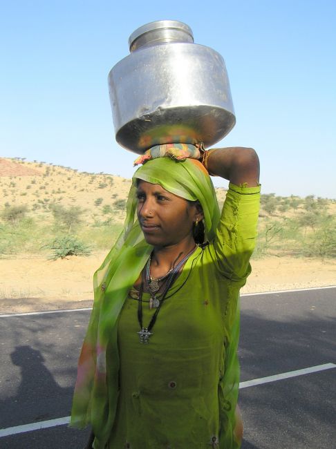 Zdjęcia: w drodze z Jaisalmeru do Mont Abu, Rajastan, kobieta niosąca wodę, INDIE Zdjęcia: w drodze z Jaisalmeru do Mont Abu, Rajastan, kobieta niosąca wodę, INDIE