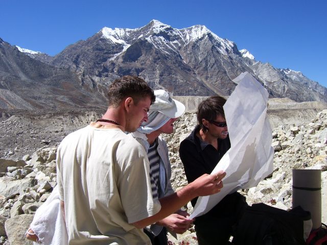 Zdjęcia: Himalaje/Gaumukh, Uttarakhand, Polak, Niemiec i Rusek... czytają mapę, INDIE Zdjęcia: Himalaje/Gaumukh, Uttarakhand, Polak, Niemiec i Rusek... czytają mapę, INDIE